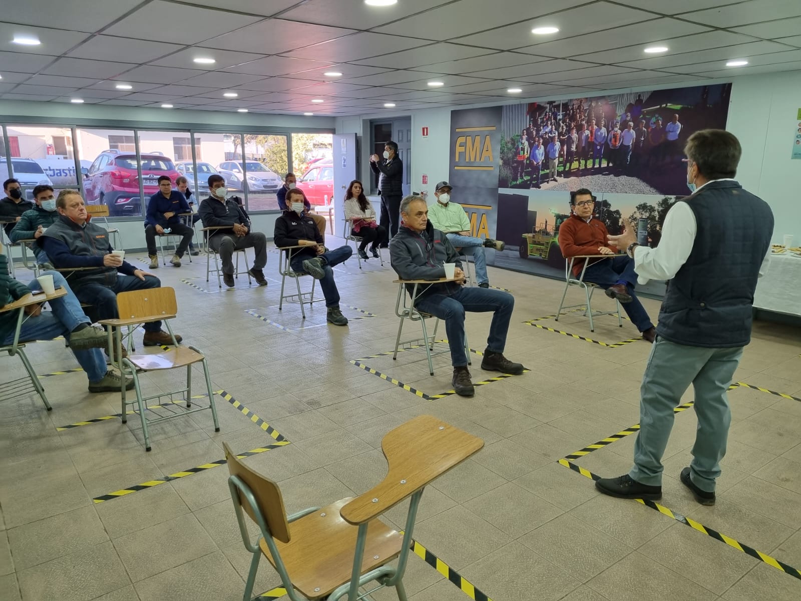 Visita de Michelin , Bailac y minera los pelambres a instalaciones de FMA Industrial para pruebas del equipo manipulador de neumáticos SVTH4000